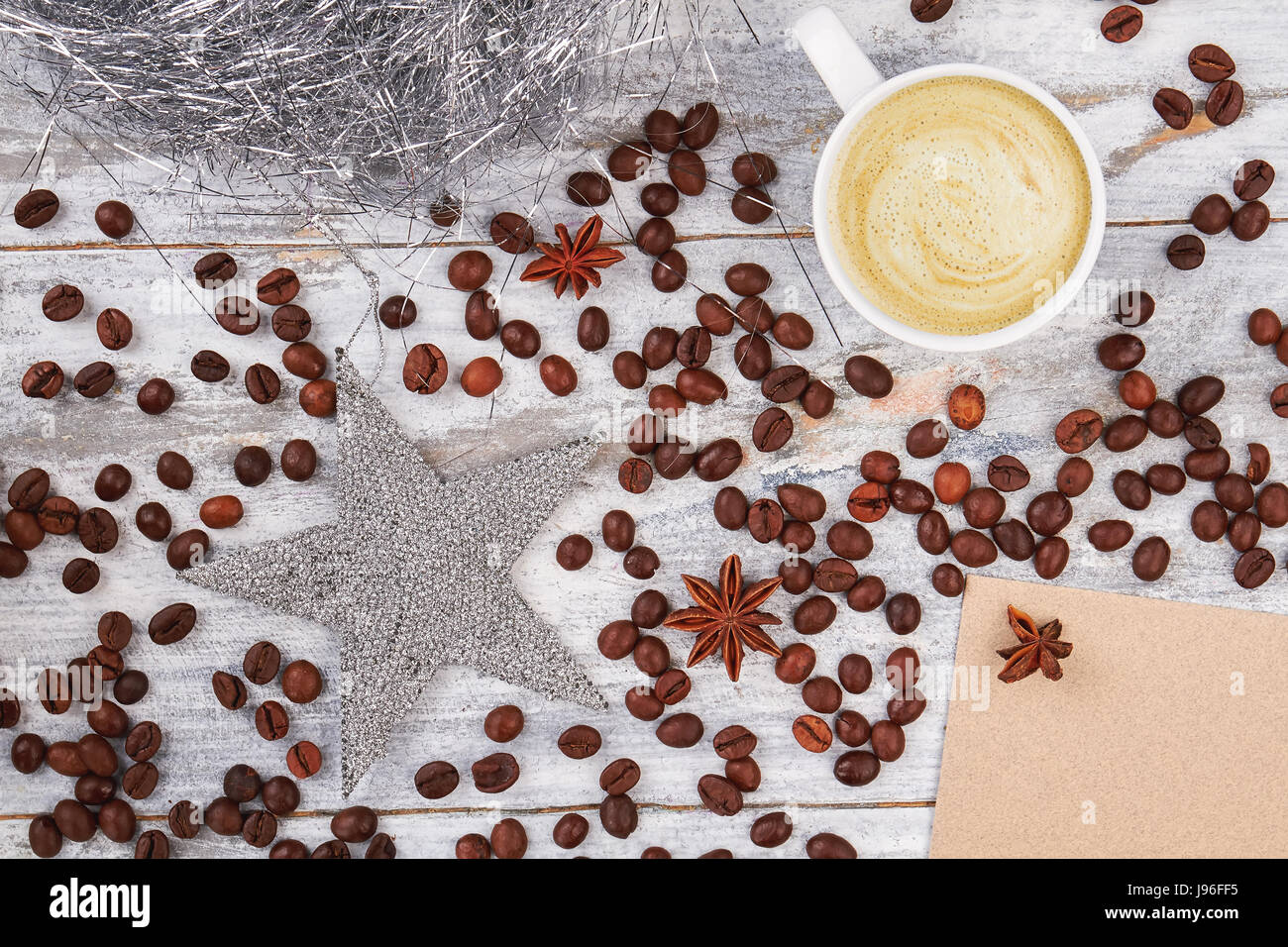 Dekorative Sterne zwischen Kaffeebohnen. Stockfoto