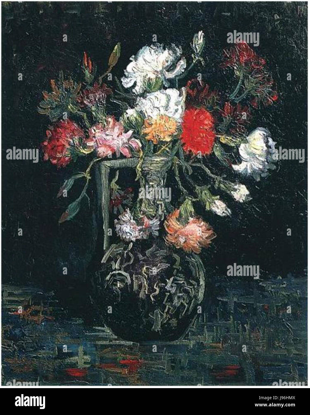 Diese Vase mit weißen und roten Nelken ist ein dekoratives Kunstwerk. Die lebendigen Farben der Blumen unterstreichen das Design der Vase und betonen sowohl ihre ästhetischen Qualitäten als auch ihre Rolle in den künstlerischen Traditionen der Zeit. Stockfoto