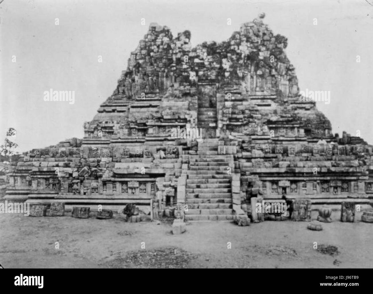 Der Prambanan-Tempelkomplex, der sich in Indonesien befindet und dem hinduistischen Gott Shiva gewidmet ist, ist einer der berühmtesten und größten Tempelstandorte in Südostasien, bekannt für seine komplizierten Steinschnitzereien und seine kulturelle Bedeutung. Stockfoto
