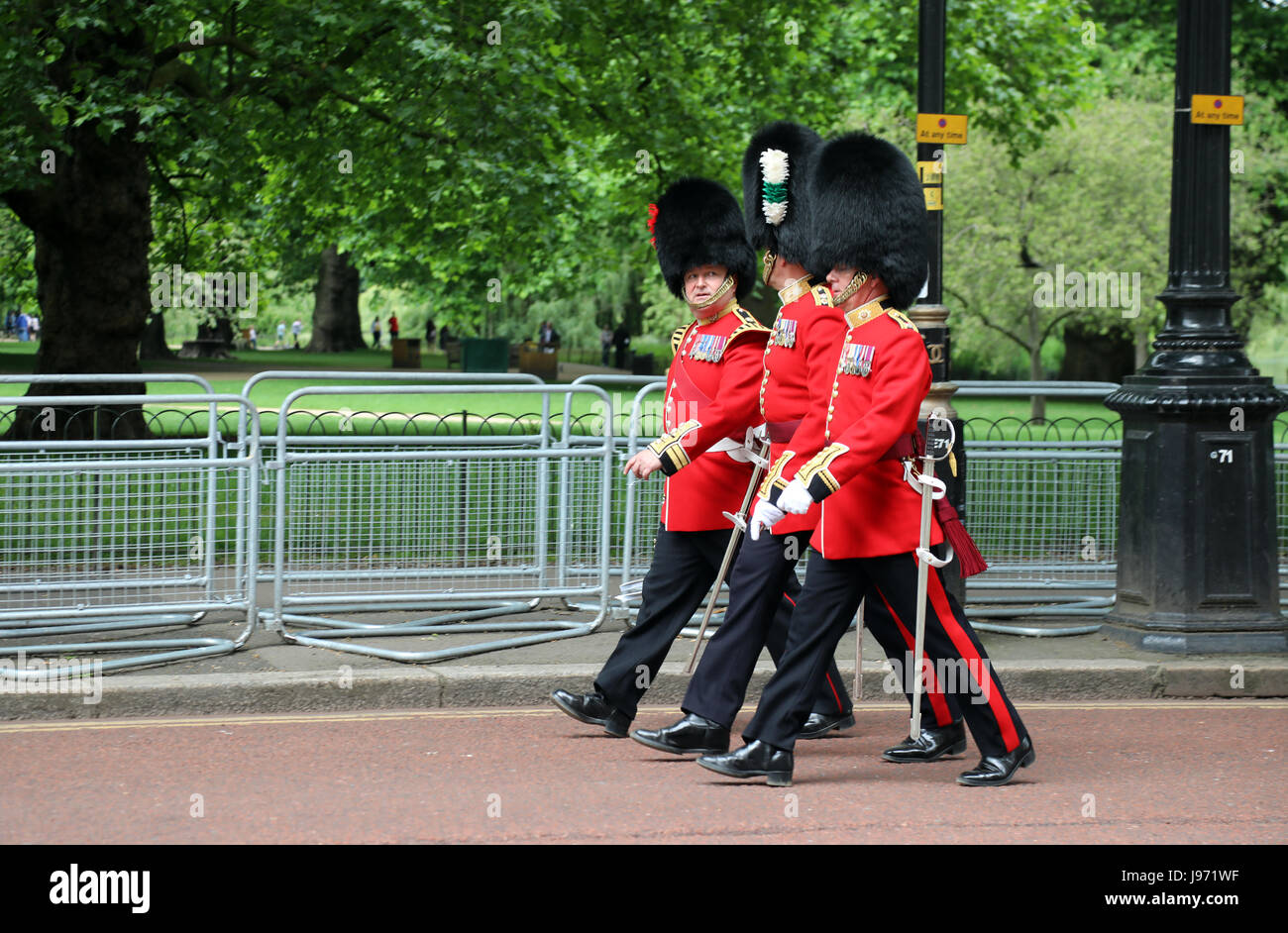 Drei Mitglieder der Sparte Haushalt gehen auf Horse Guards Parade in London nach Proben für Trooping die Farbe am 31. Mai 2017. Stockfoto
