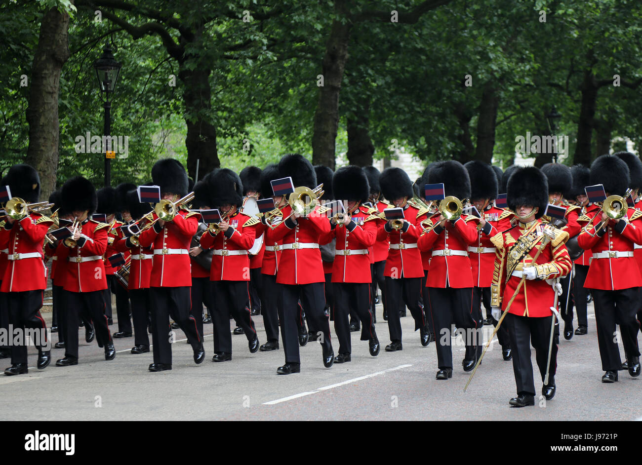 Mitglieder der Sparte Haushalt März Birdcage Walk, Zentrum von London, während der Proben für Trooping die Farbe am 31. Mai 2017. Stockfoto