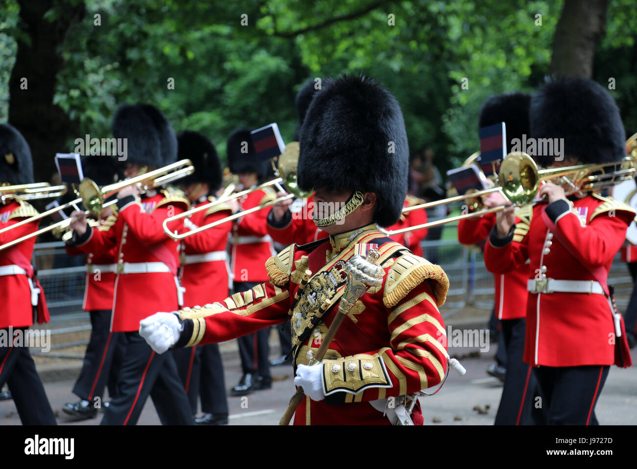 Mitglieder der Sparte Haushalt März Birdcage Walk, Zentrum von London, während der Proben für Trooping die Farbe am 31. Mai 2017. Stockfoto