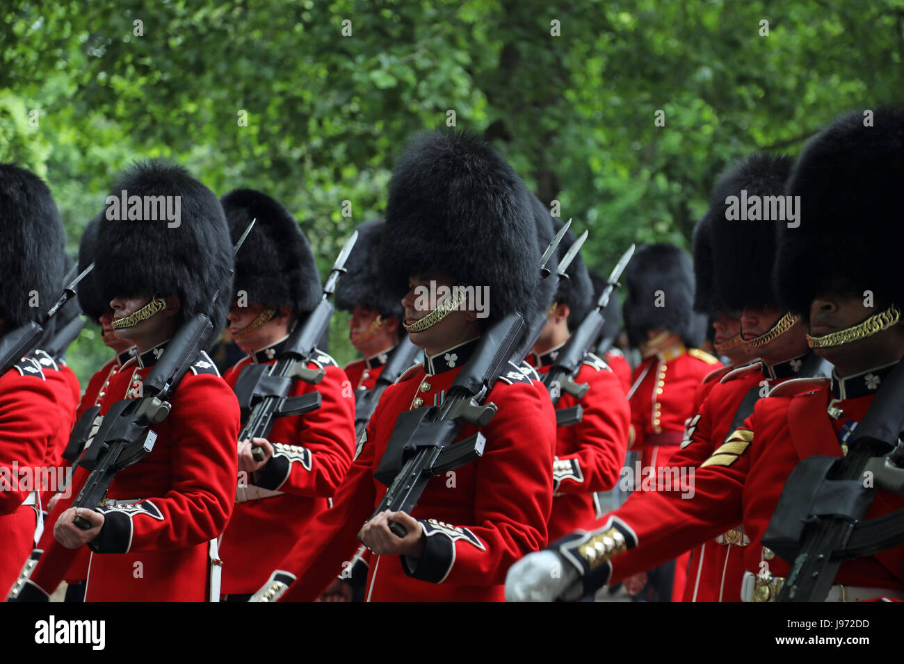 Mitglieder der Sparte Haushalt März Birdcage Walk, Zentrum von London, während der Proben für Trooping die Farbe am 31. Mai 2017. Stockfoto