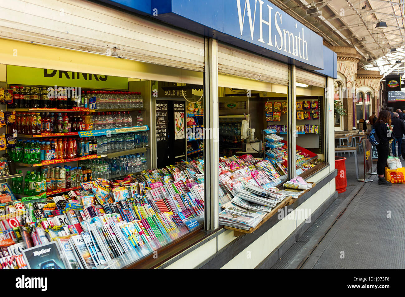 WH Smith Stand am Bahnhof Crewe Stockfoto