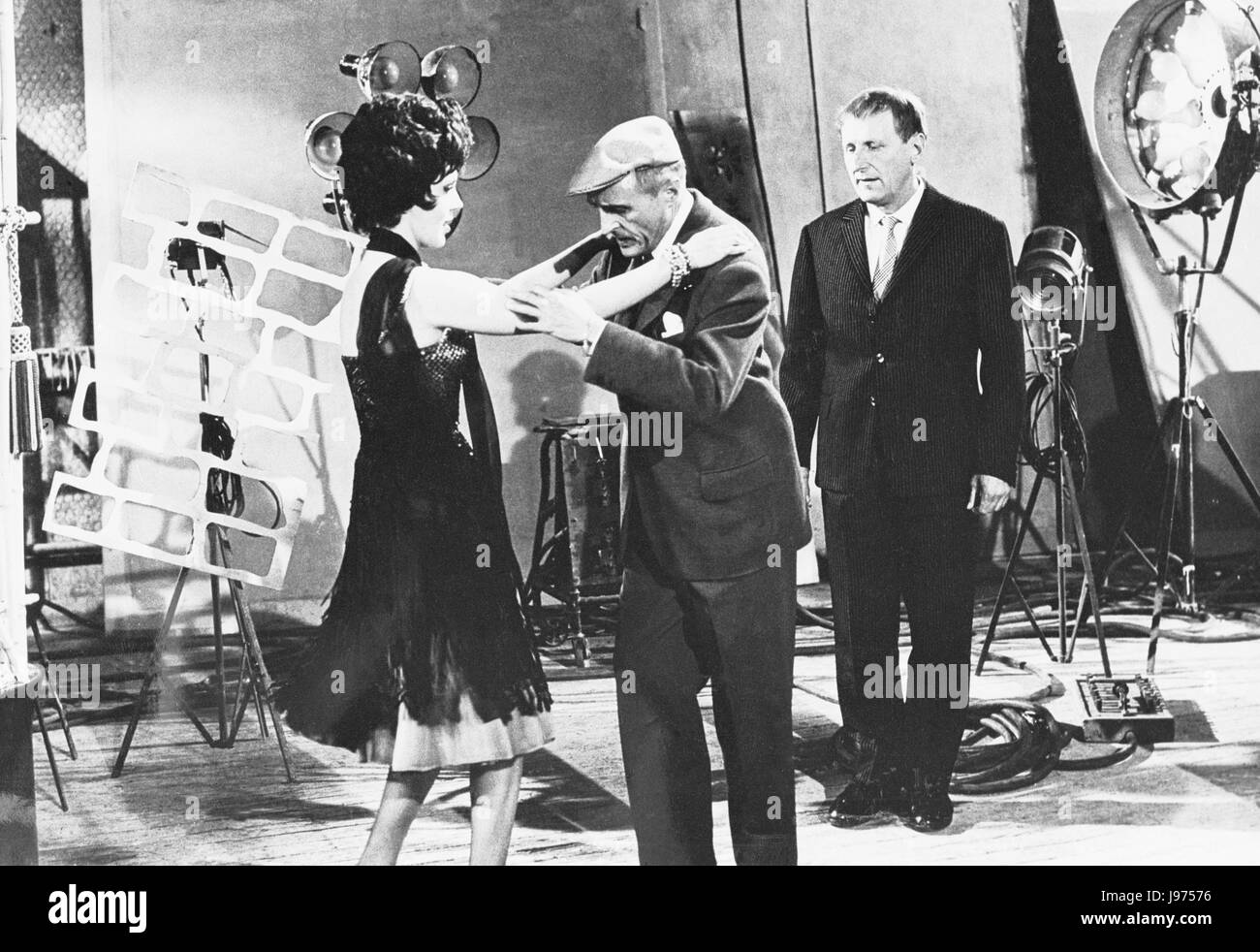 Französische Regisseur RENE CLAIR (1898-1991) mit ANNIE FRATELLINI und BOURVIL, bei den Dreharbeiten: "Tout l ' or du Monde" (1961) Stockfoto