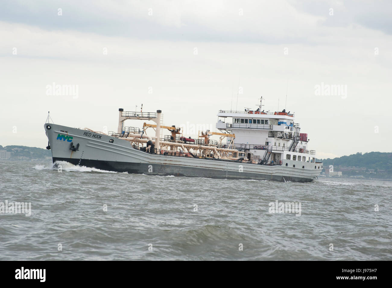 Red Hook, ein Schiff zu den New York City Department of Environmental Protection transportiert Schlamm in New York Harbor. Stockfoto