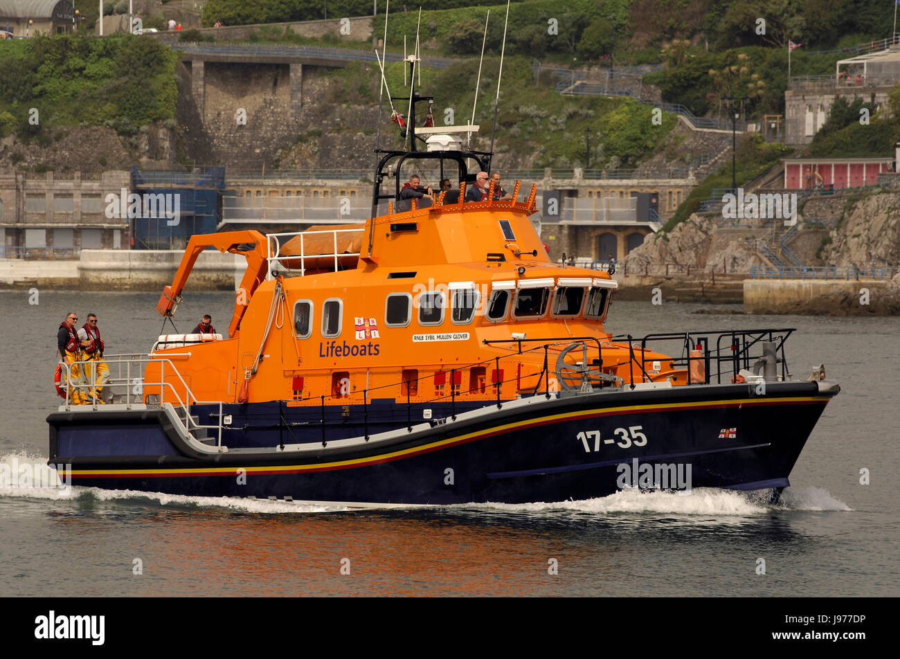 AJAXNETPHOTO. 29. MAI 2017. PLYMOUTH, ENGLAND. -RETTUNGSBOOT - RNLB RETTUNGSBOOT SYBIL MULLEN GLOVER ÜBERSCHRIFT FÜR DIE BARBICAN DOCK FOTO: JONATHAN EASTLAND/AJAX REF: D172905 6530 Stockfoto