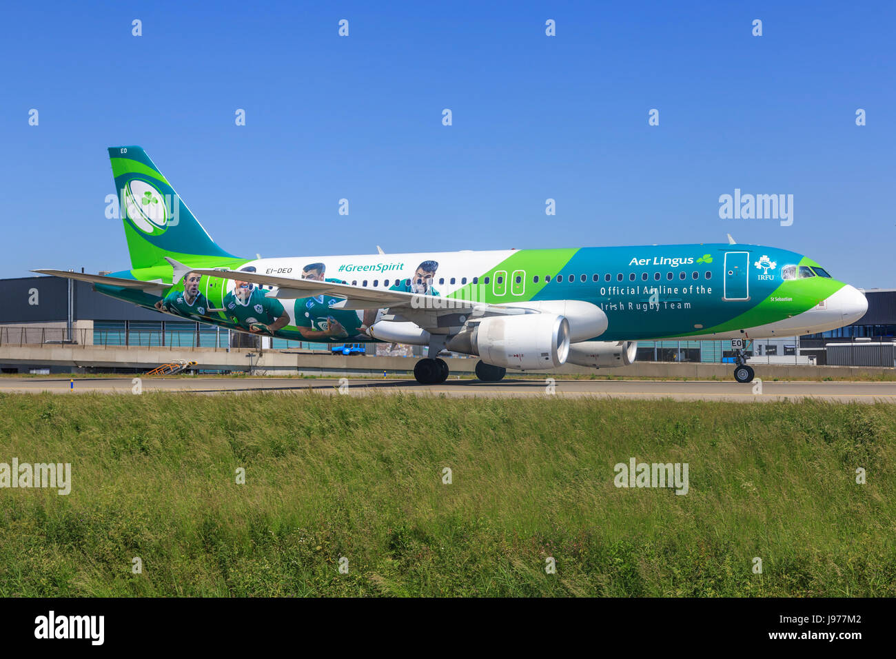 Amsterdam/Niederlande Mai 29, 2017: Airbus A320 von Aer Lingus auf dem Flughafen Amsterdam besteuern. Stockfoto