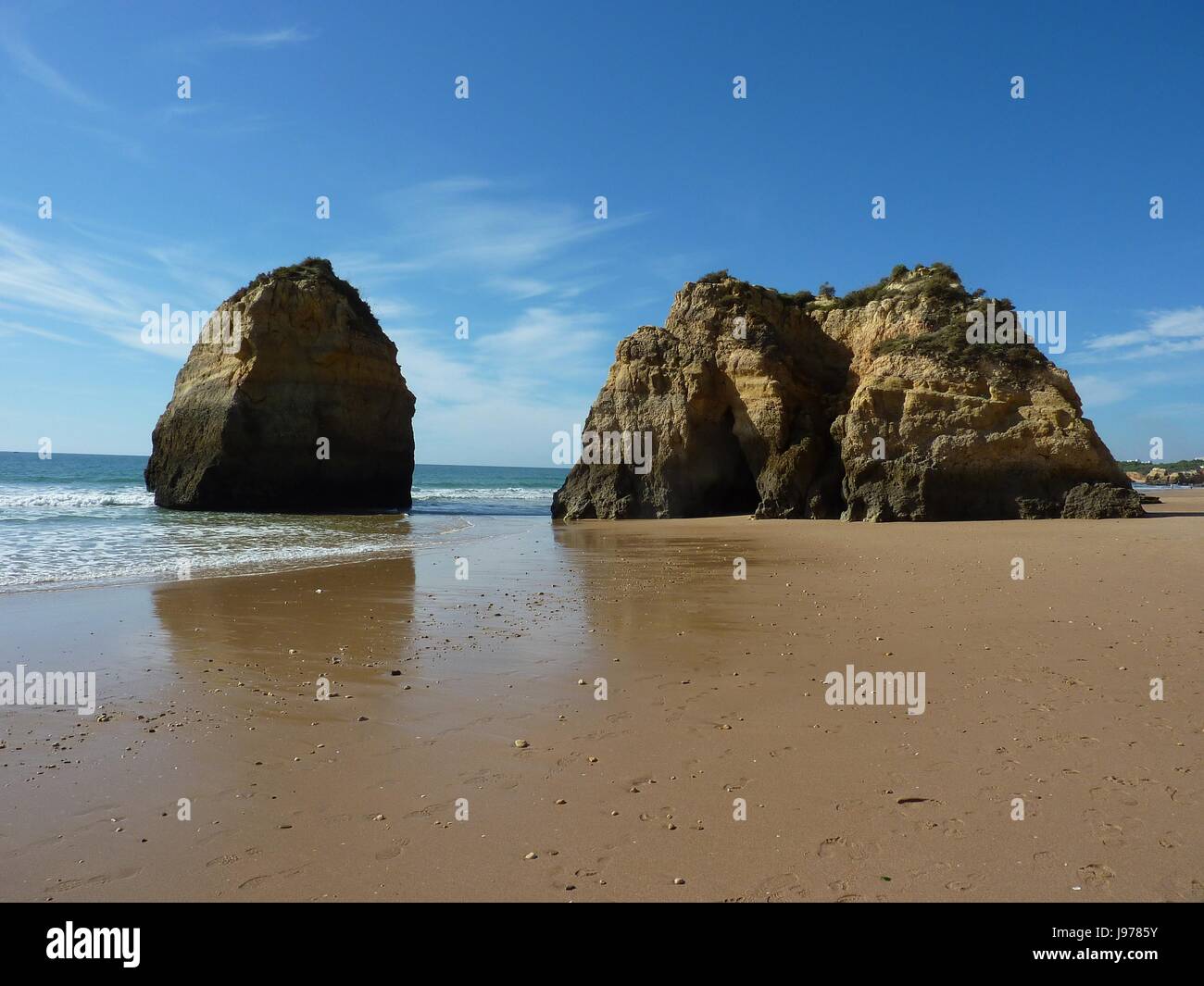 freistehende Felsen am Praia Dos Trs Castelos, algarve Stockfoto