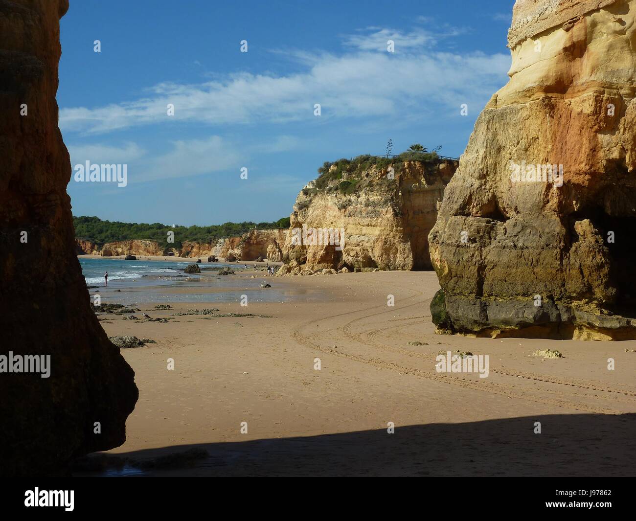 Durchgang zwischen zwei Felsen am Praia Dos Trs Castelos, algarve Stockfoto