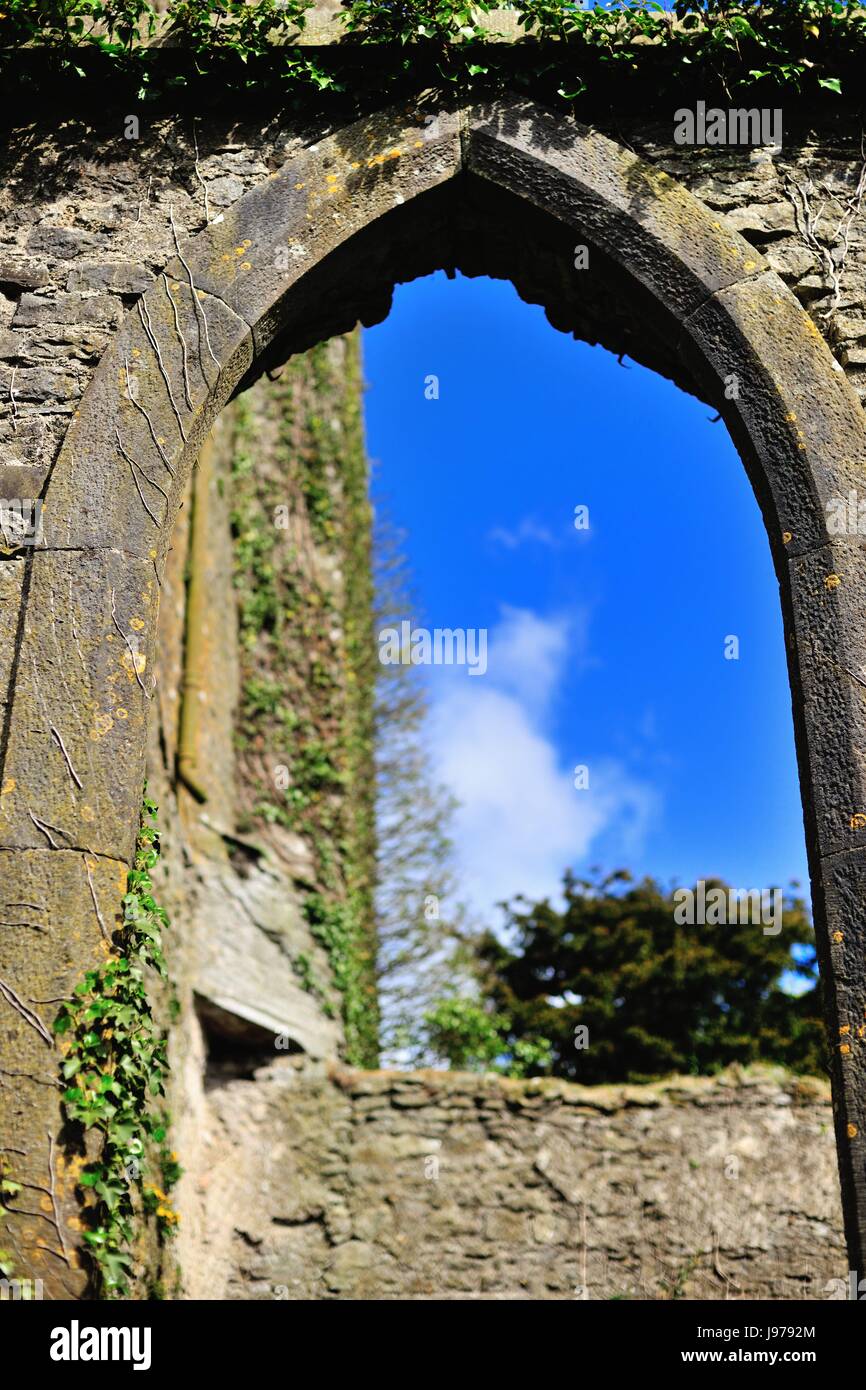 Einen Torbogen, in den Ruinen der St. Mary's Kirche in Delvin, County Westmeath, Irland. Die alte Kirche liegt auf der Main Street. Stockfoto