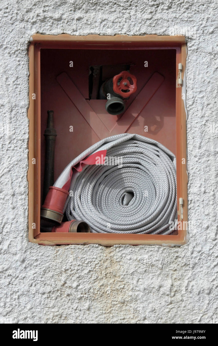Feuergefecht Ausrüstung in einer Wand Stockfoto