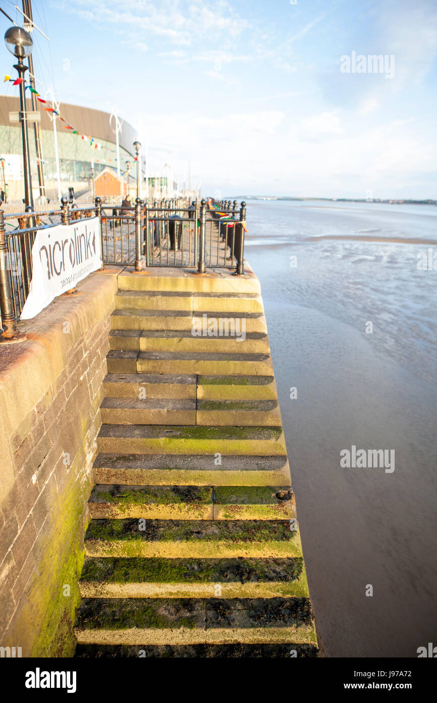 Konkrete Schritte bis in den Fluss Mersey, Liverpool, England uk Stockfoto