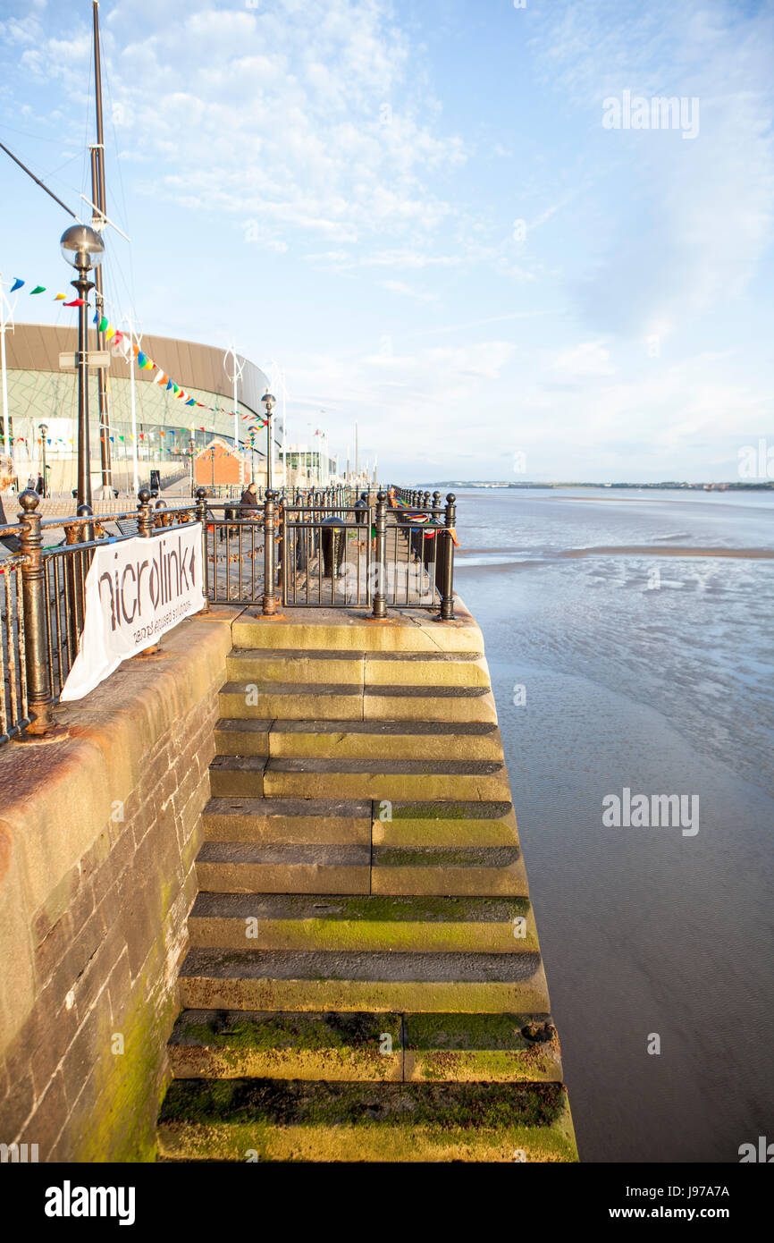 Konkrete Schritte bis in den Fluss Mersey, Liverpool, England uk Stockfoto