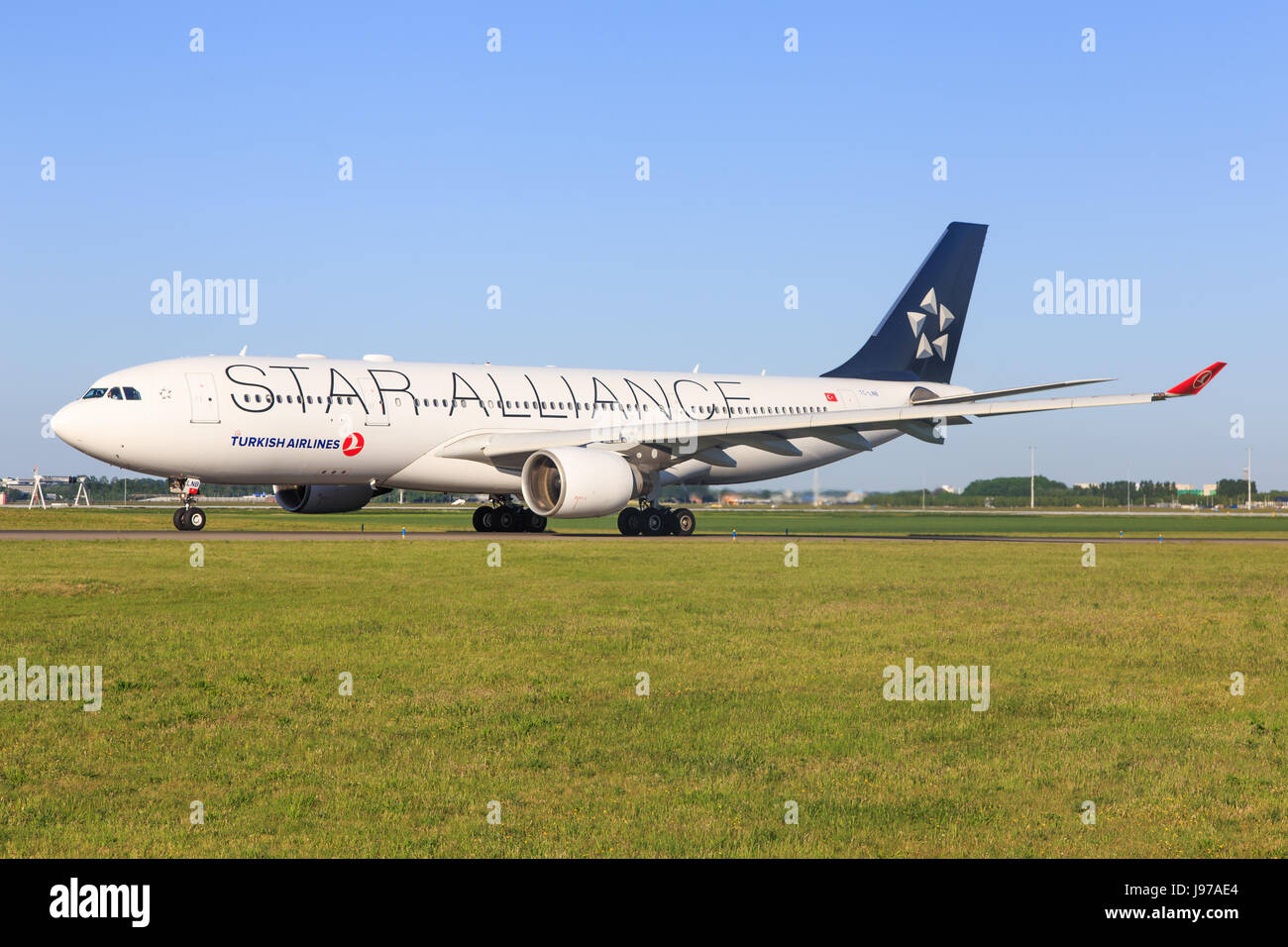 Amsterdam/Niederlande Oktober 29, 2016: Airbus A330 von türkischen Besteuerung auf dem Amsterdamer Flughafen Stockfoto