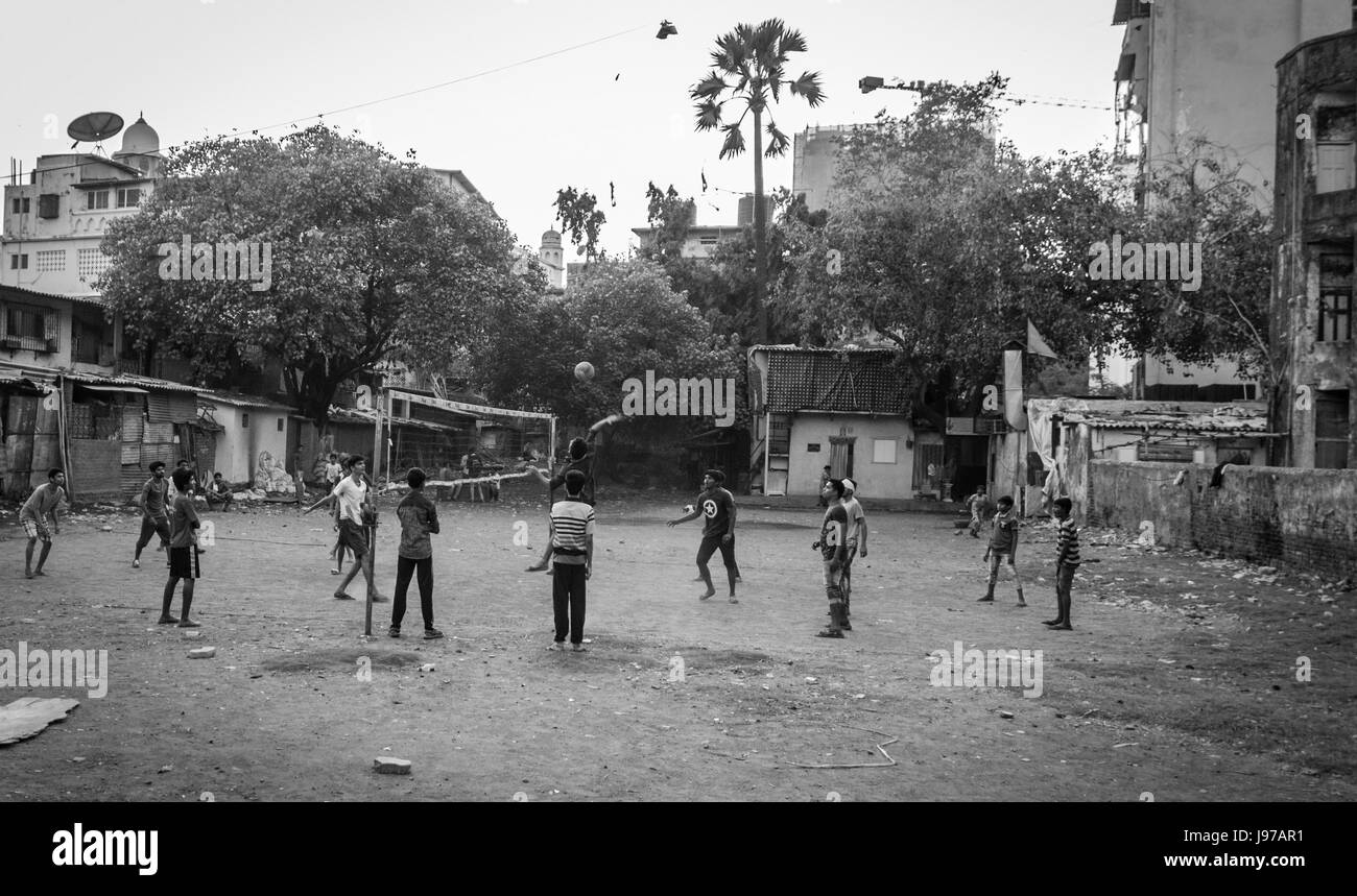 Eine Gruppe von jungen spielen Volleyball in der Vorstadt von Bandra West in Mumbai (Indien). Stockfoto