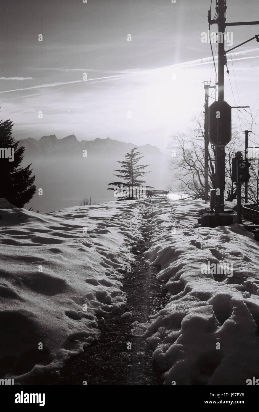 Blick auf den Genfer See im Winter in Schwarz-Weiß von oben Montreux, in der verschneiten Stadt Caux Stockfoto