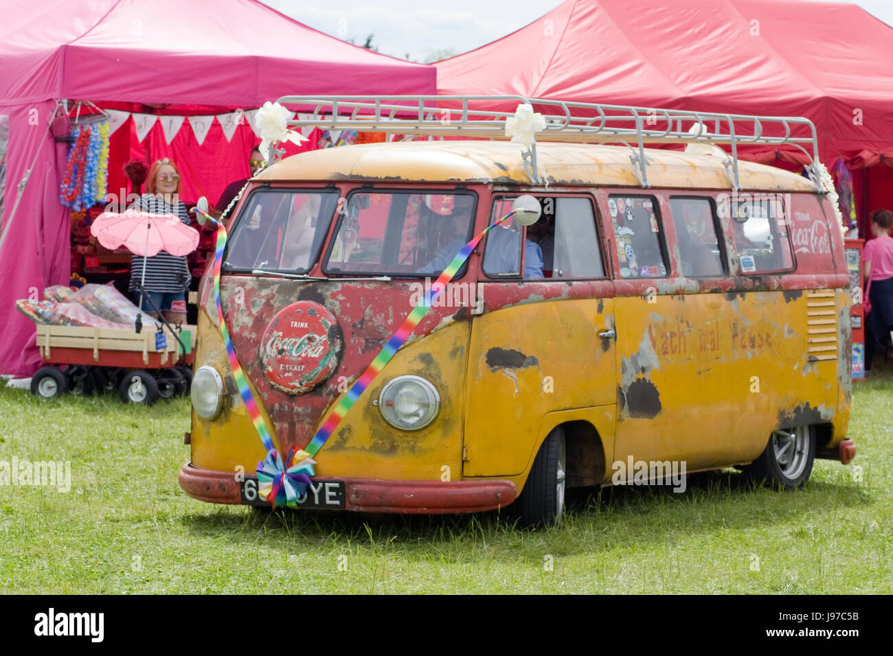 Coco Cola Volkswagen Camper van der Durchführung der Braut und des Bräutigams Stockfoto