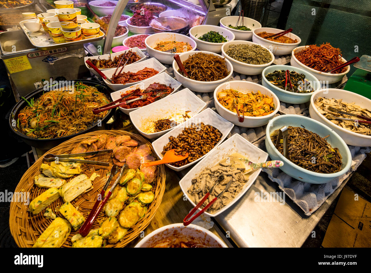 Eine Garküche bietet verschiedene vorgefertigte Beilagen (Banchan) in Tongin Markt, Jongno-gu, Seoul, Südkorea Stockfoto