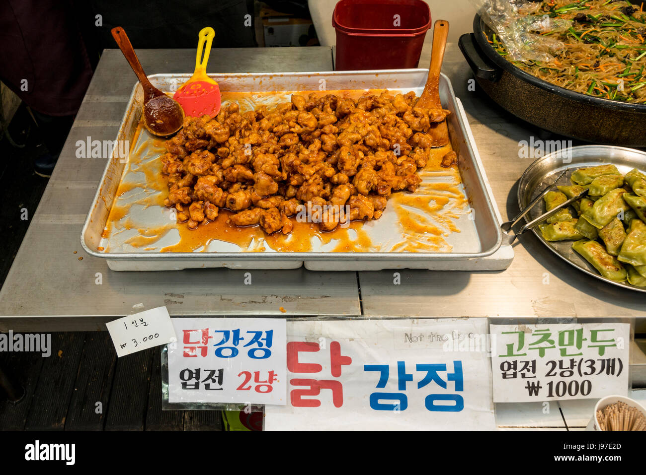 Dakgangjeong - koreanische Deep fried mundgerechte Hähnchenteile beschichtet mit süßen Soße, Südkorea Stockfoto