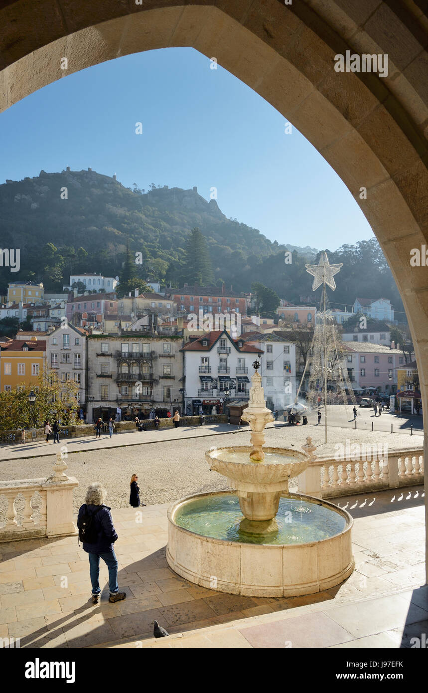 Die historische Stadt Sintra liegt. Oben auf dem Hügel das Castelo Dos Mouros (Burg der Mauren) dominiert das Dorf. Portugal Stockfoto