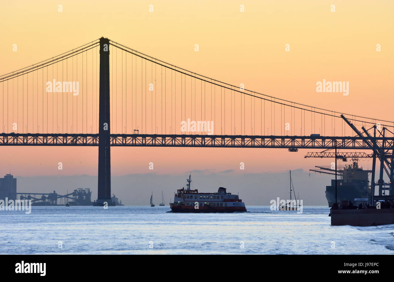 Der Tejo bei Sonnenuntergang. Lissabon, Portugal Stockfoto