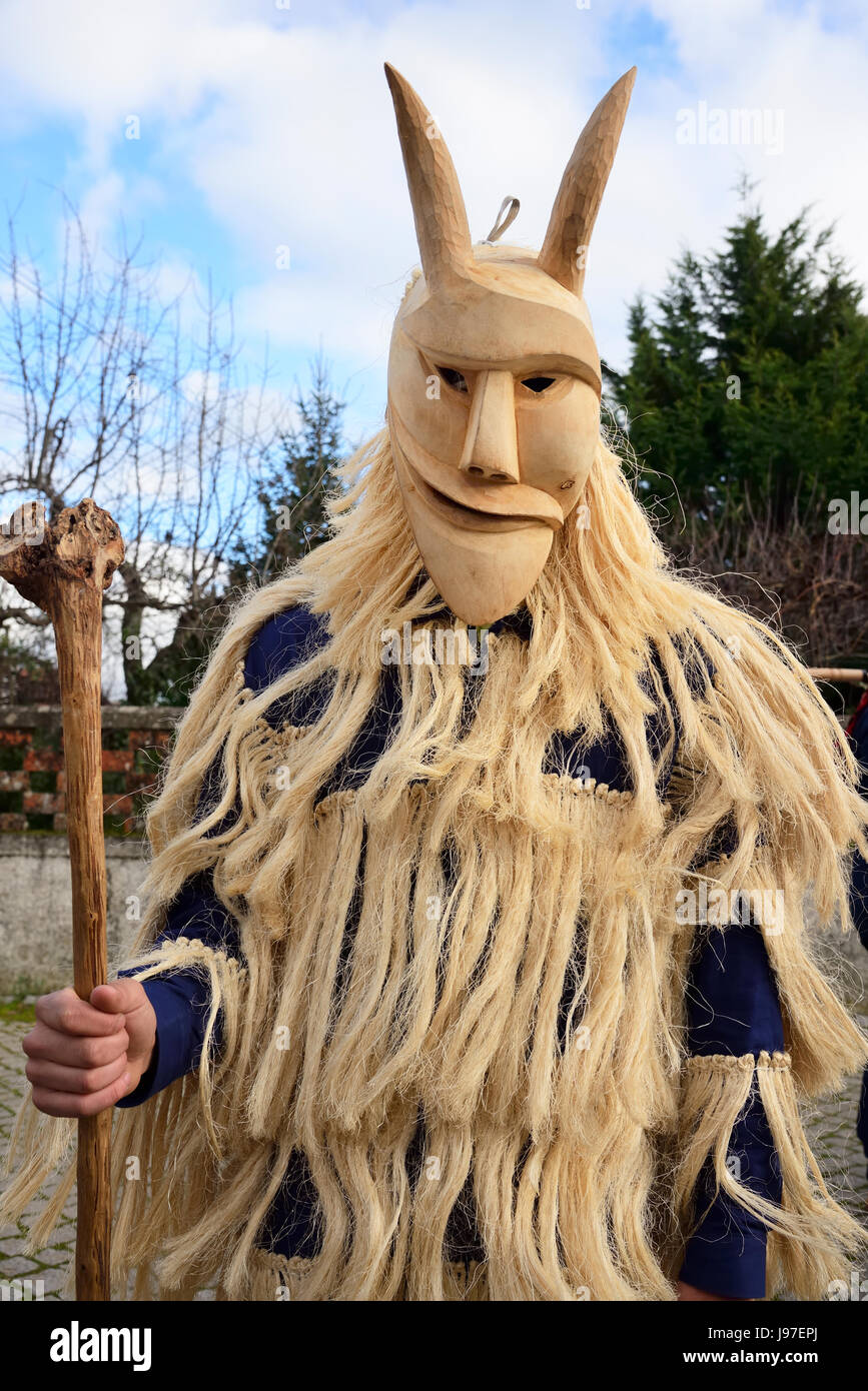 Careto mit Holzmaske aus Lazarim, während des Karnevals und der Winter-Sonnenwende Festlichkeiten genutzt. Tras-os-Montes, Portugal Stockfoto