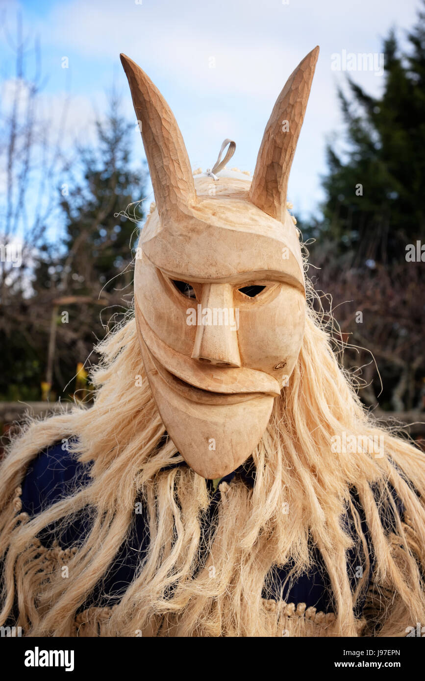 Careto mit Holzmaske aus Lazarim, während des Karnevals und der Winter-Sonnenwende Festlichkeiten genutzt. Tras-os-Montes, Portugal Stockfoto