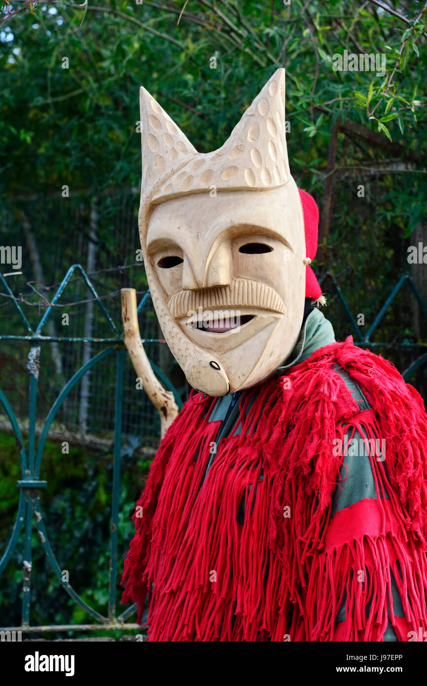 Careto mit Holzmaske aus Lazarim, während des Karnevals und der Winter-Sonnenwende Festlichkeiten genutzt. Tras-os-Montes, Portugal Stockfoto