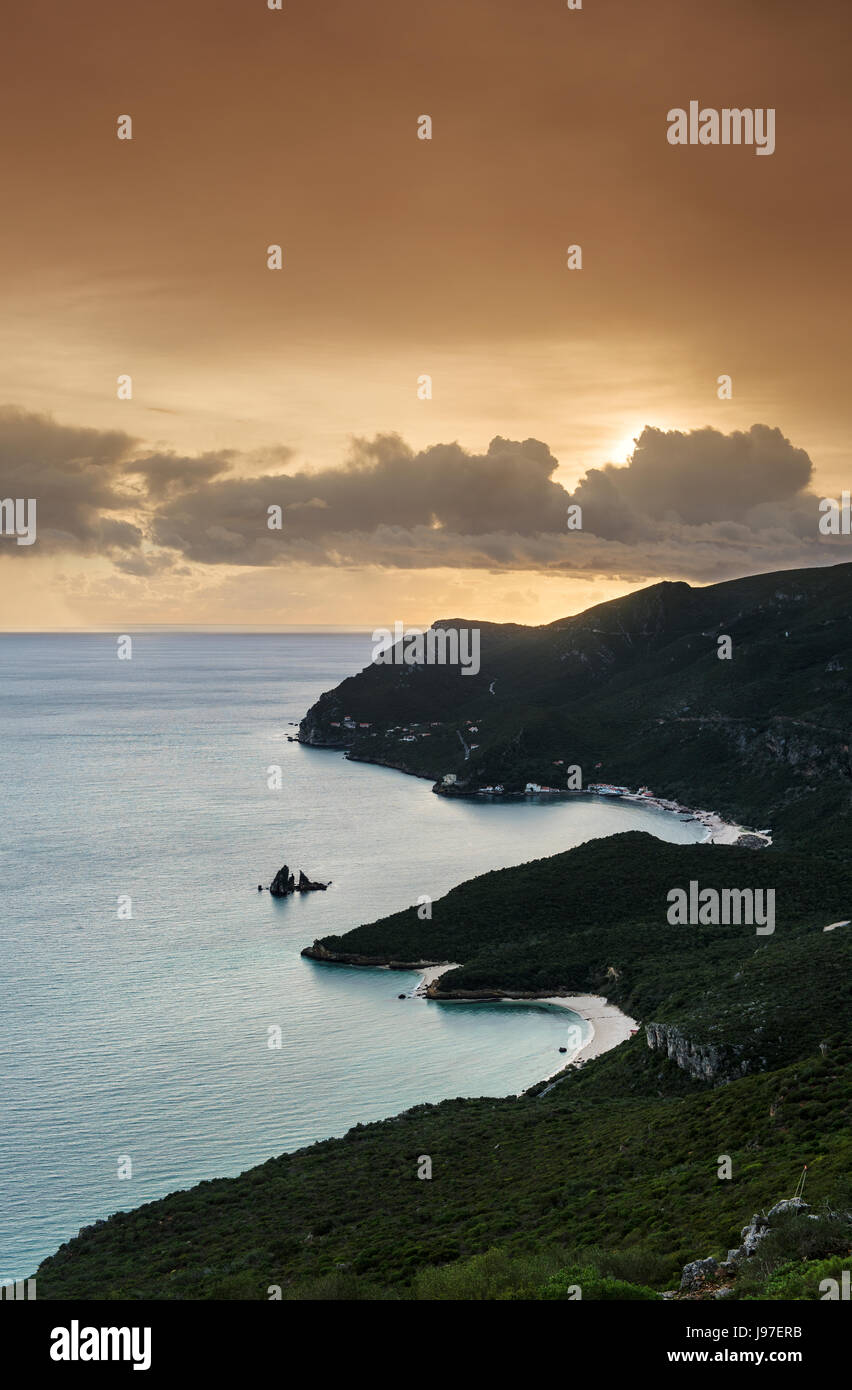 Arrabida Naturpark und den Atlantischen Ozean bei Sonnenuntergang. Setubal, Portugal Stockfoto