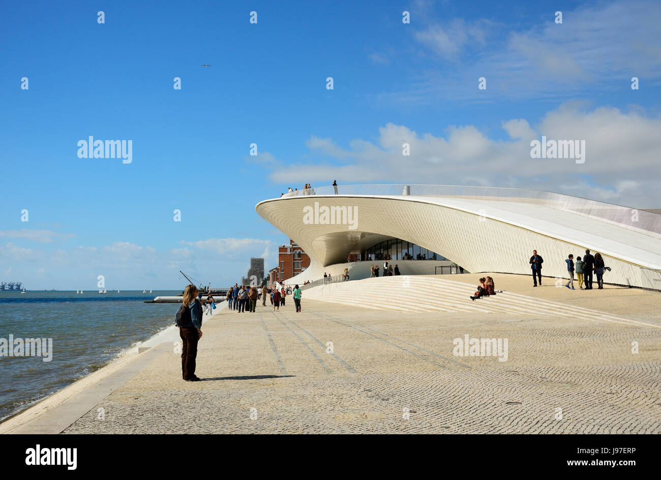 Der MAAT (Museum für Kunst, Architektur und Technologie), angrenzend an den Fluss Tejo, wurde vom britischen Architekten Amanda Levete entworfen. Lissabon, Portugal Stockfoto