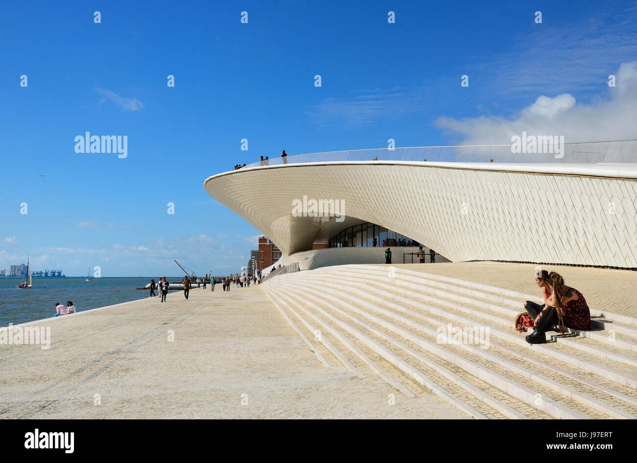 Der MAAT (Museum für Kunst, Architektur und Technologie), angrenzend an den Fluss Tejo, wurde vom britischen Architekten Amanda Levete entworfen. Lissabon, Portugal Stockfoto