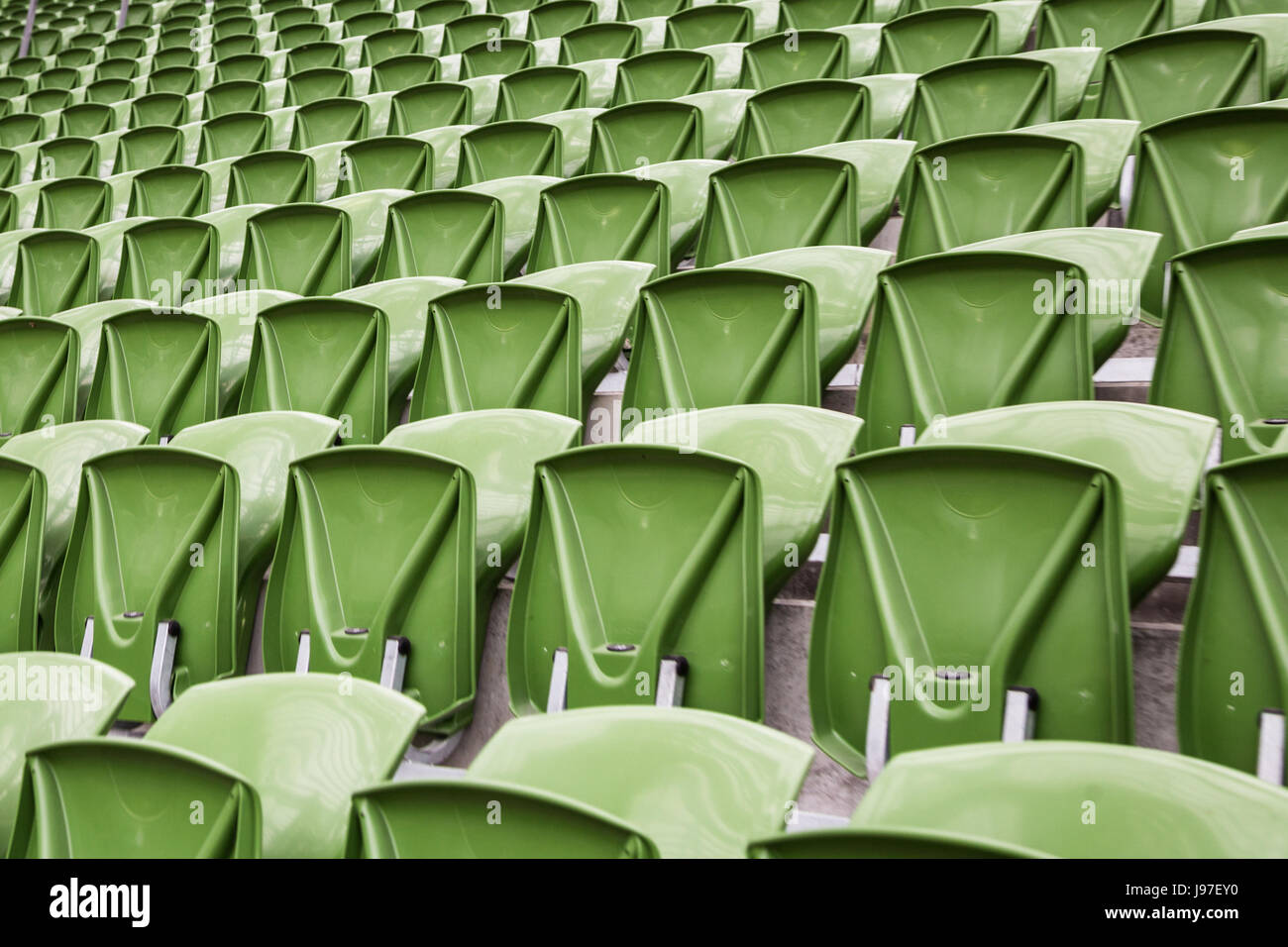 Eine Reihe von leeren grünen Sitze im Fußballstadion Stockfoto