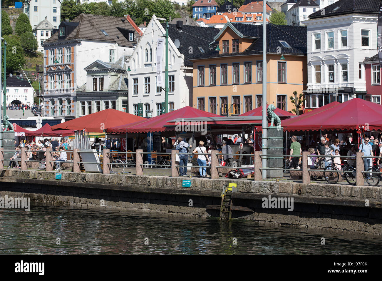 Marktplatz in BERGEN, Norwegen - 27. Mai 2017: Lebensmittelgeschäfte, die ihre waren an Touristen einen schönen Sommertag im Mai verkaufen. Stockfoto