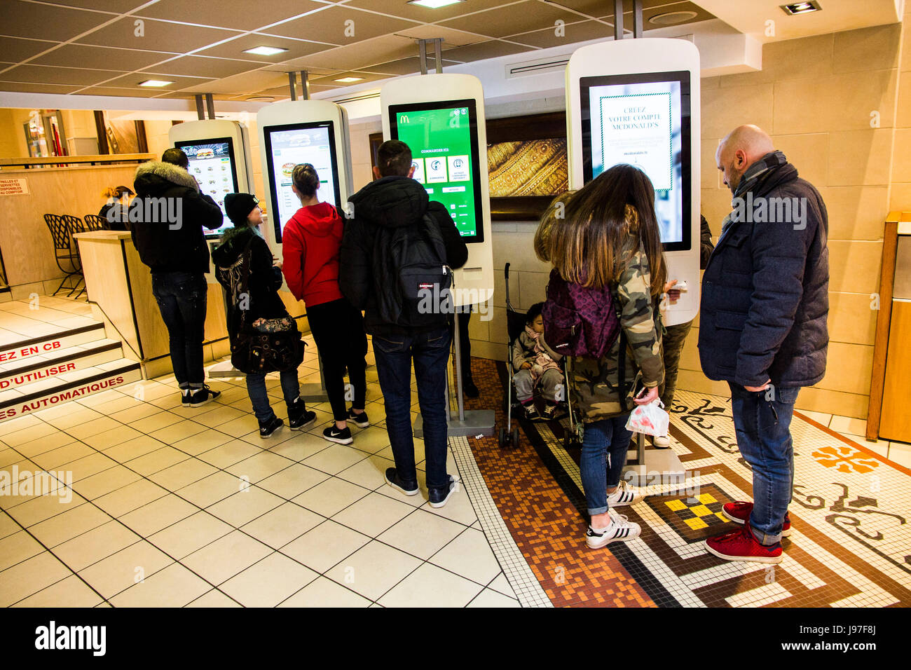 McDonald's ist die Einführung von Touch-screen-selbst-bestellung Kioske, wie hier in Toulon, Frankreich im März 2016 gesehen, in den meisten ihrer 7.900 Restaurants in Europa Stockfoto