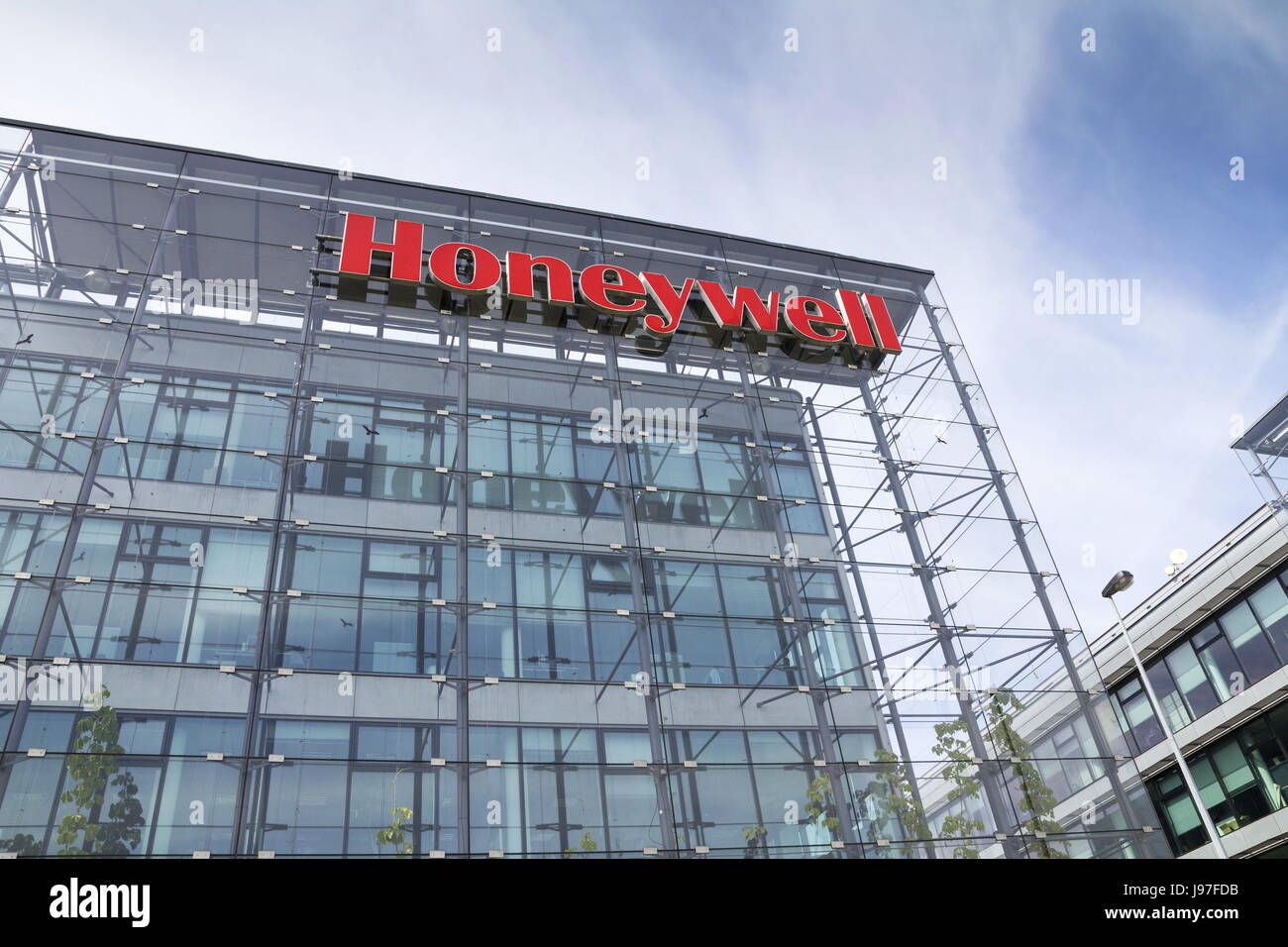 Prag, Tschechische Republik - 22.Mai: Honeywell Firmenlogo auf Hochhaus am 22. Mai 2017 in Prag, Tschechien. Stockfoto