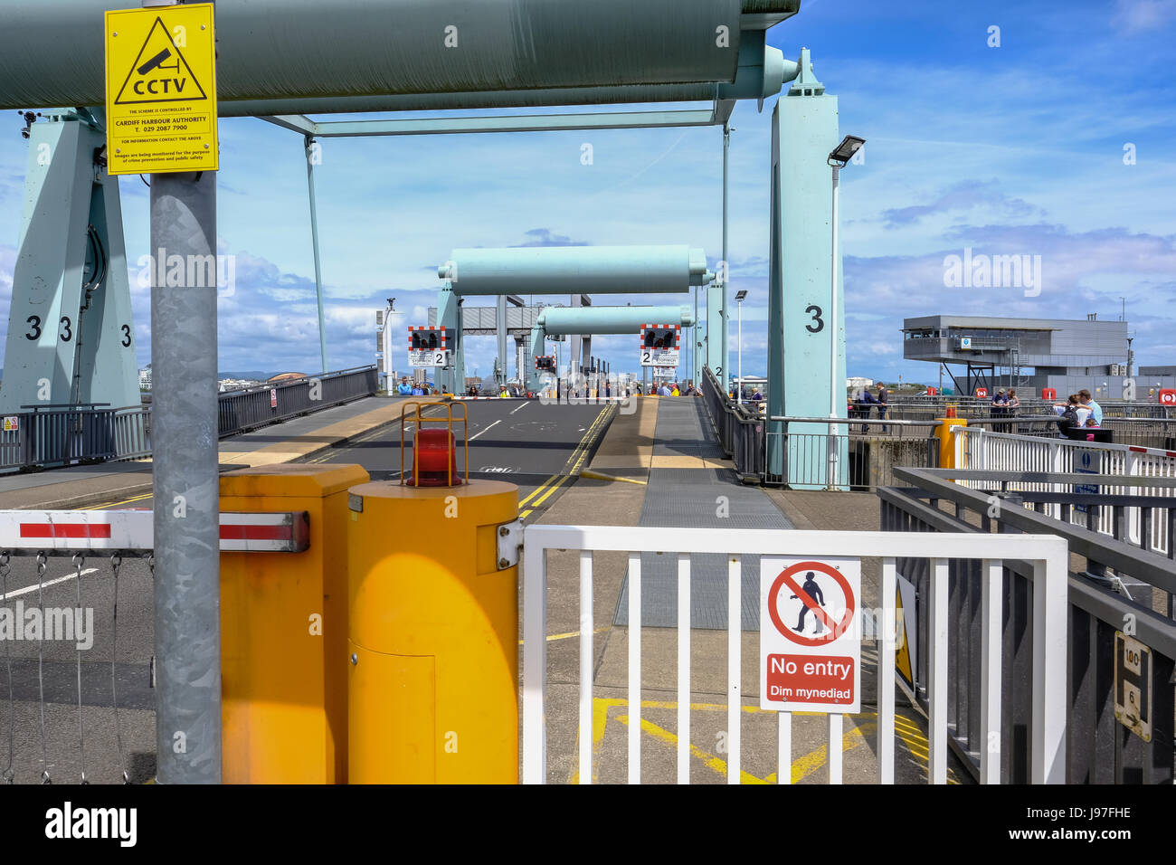 Bucht von Cardiff, Wales - 21. Mai 2017: Sperrfeuer Openinng, die Fußgänger überqueren zu lassen.  Zeigt Leuchten und Kontrolle Gebäude. Stockfoto