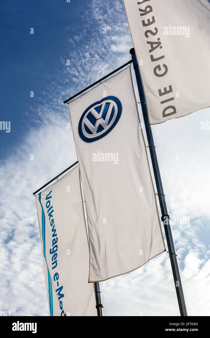 VW-Logo auf der Flagge vor Glaeserne Manufaktur, Manufaktur, Volkswagenwerk, Automobilproduktion, Dresden, Sachsen, Deutschland, Europa Stockfoto