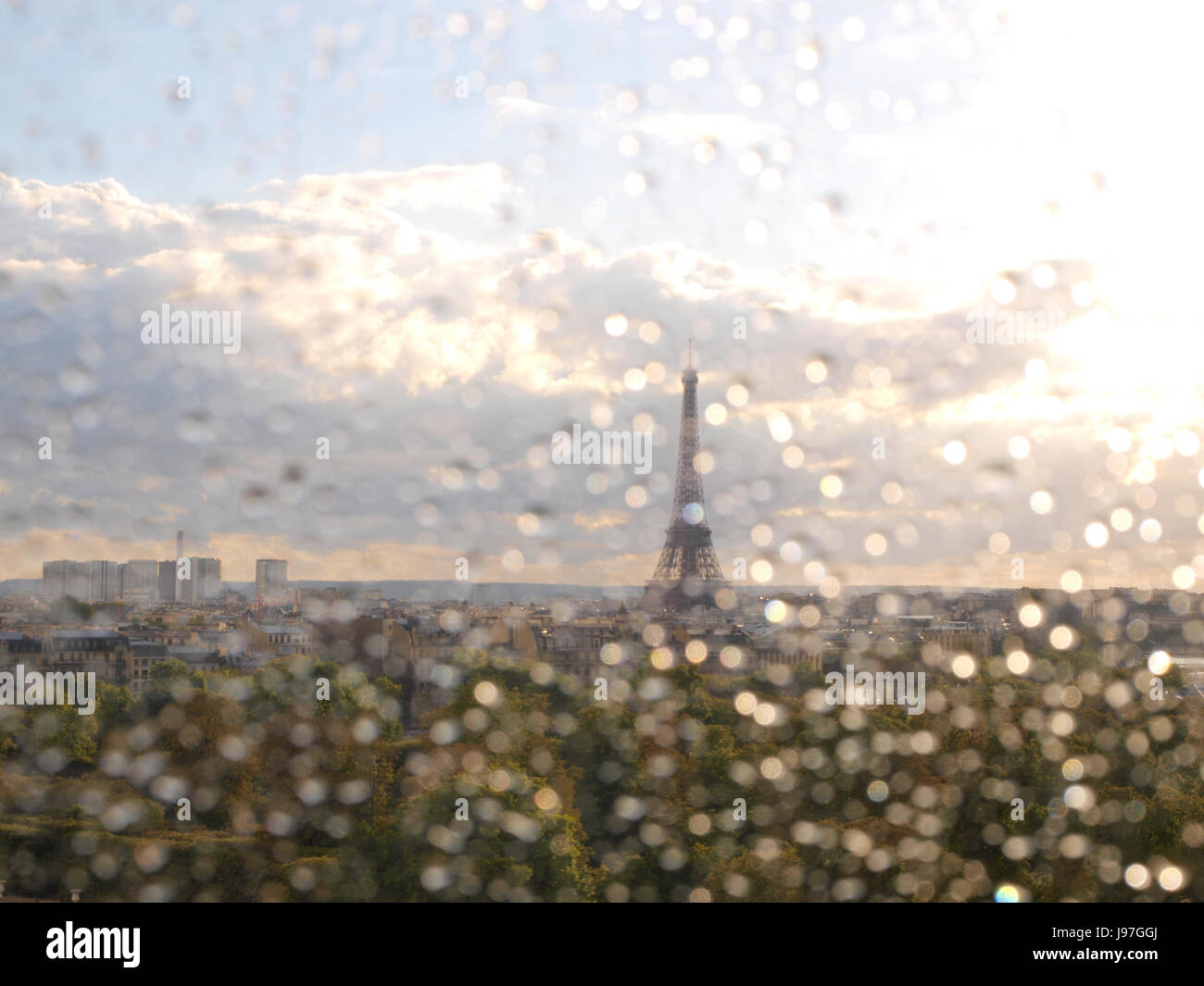 Regentropfen auf das Fenster und den Eiffelturm in Paris, Frankreich, dem europäischen Festland. Paris Wetter kann unberechenbar sein. Stockfoto