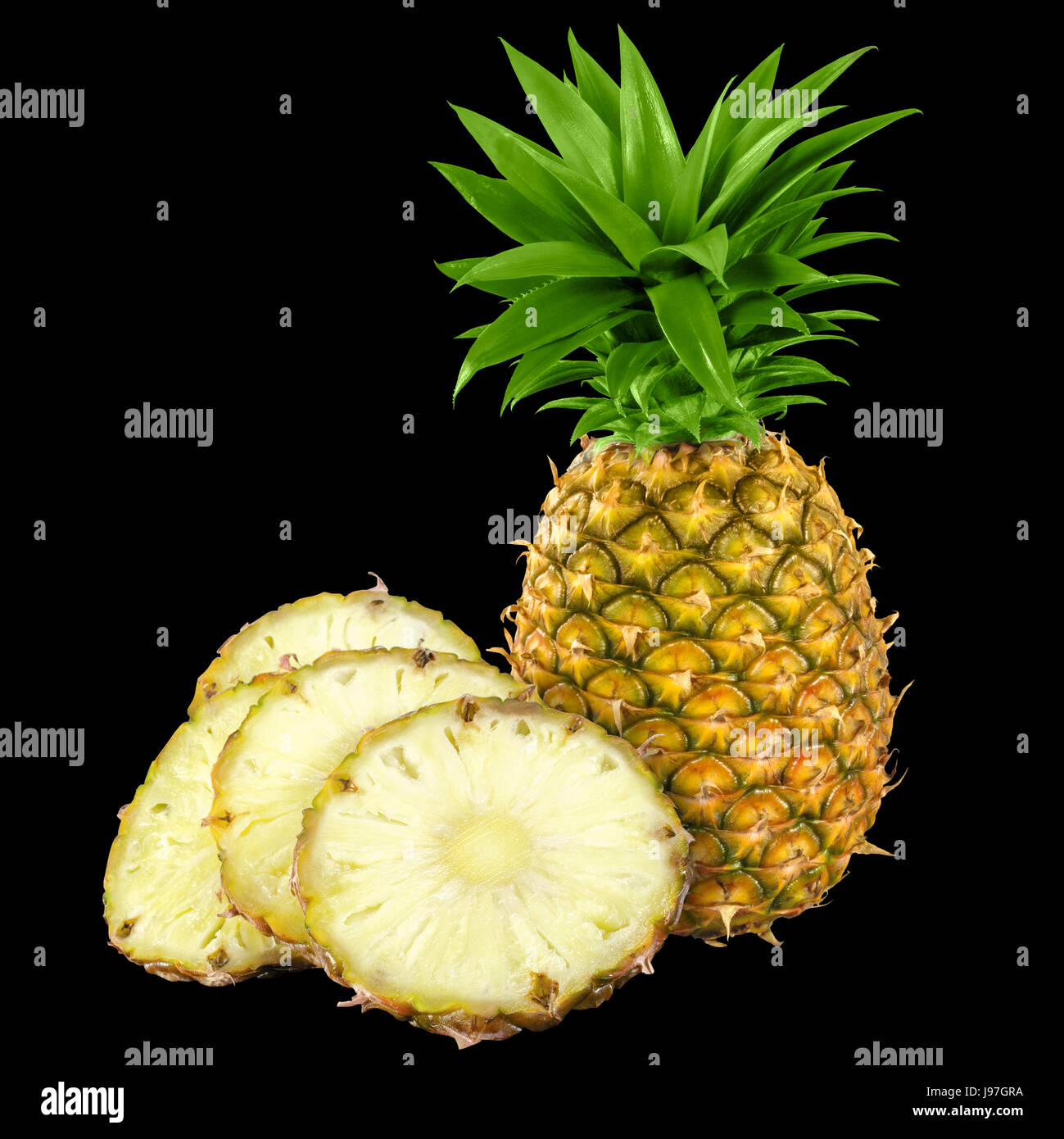 Frische gelbe Bio ganze Ananas und in SlicesIsolated vor einem dunklen schwarz gefärbten Hintergrund schneiden. Stockfoto