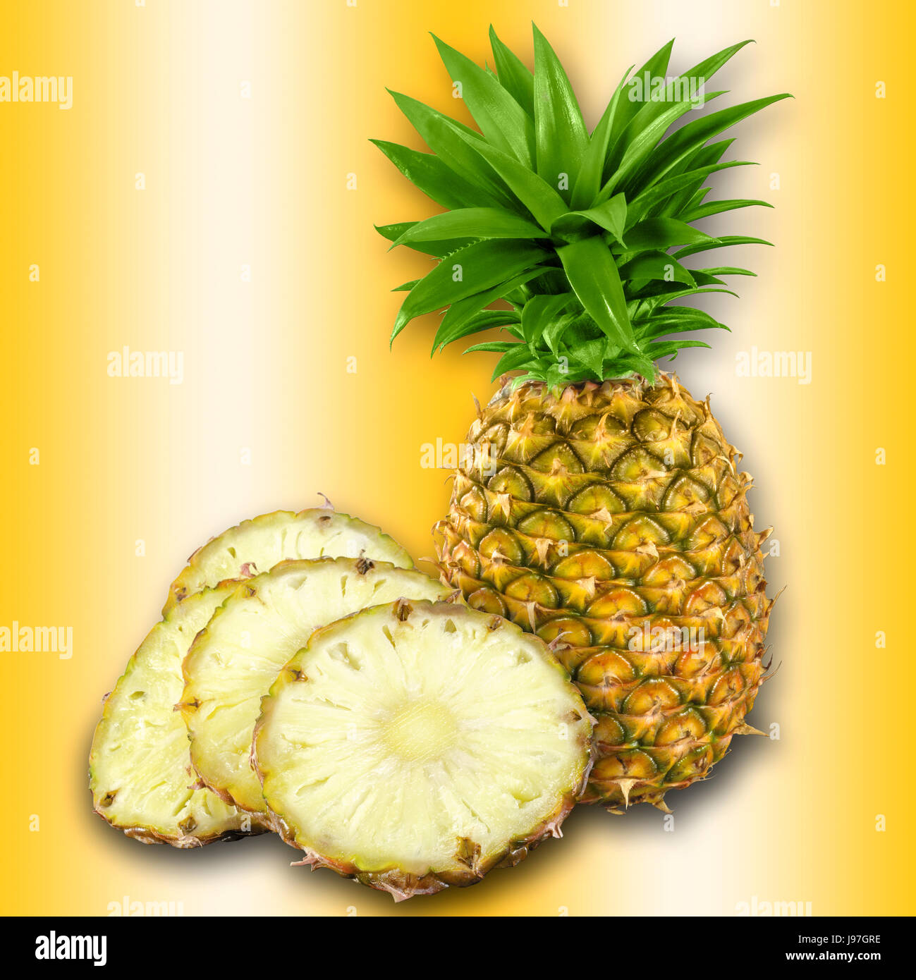 Frische gelbe Bio ganze Ananas und in SlicesIsolated vor einem hellen goldenen farbigen Hintergrund schneiden. Stockfoto