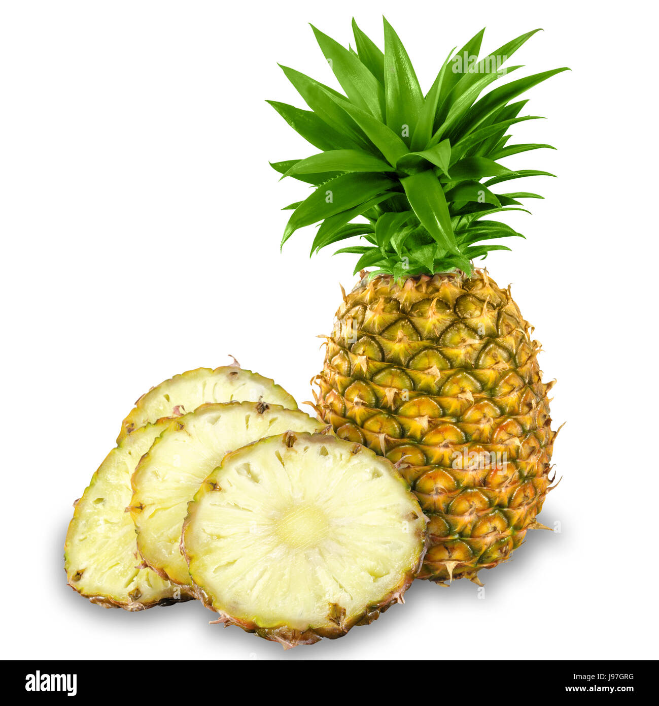 Frische gelbe Bio ganze Ananas und Schnitt in Scheiben, isoliert gegen einen hellen farbigen Hintergrund. Stockfoto