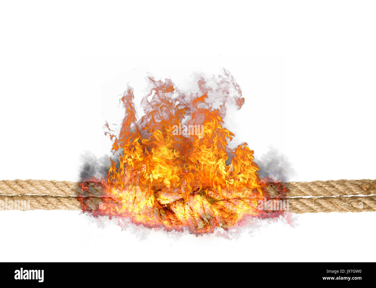 Starkes Seil mit einem Knoten geplatzt in Flammen, isoliert gegen den weißen farbigen Hintergrund Stockfoto