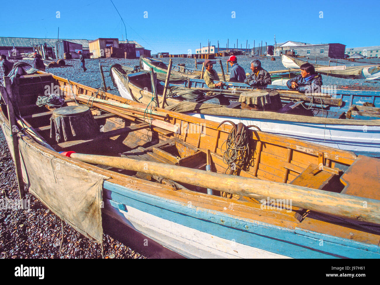 Walross Jäger und Boote an der Yupik Dorf Uelen, Tschukotka, Russlands Fernen Osten. Stockfoto