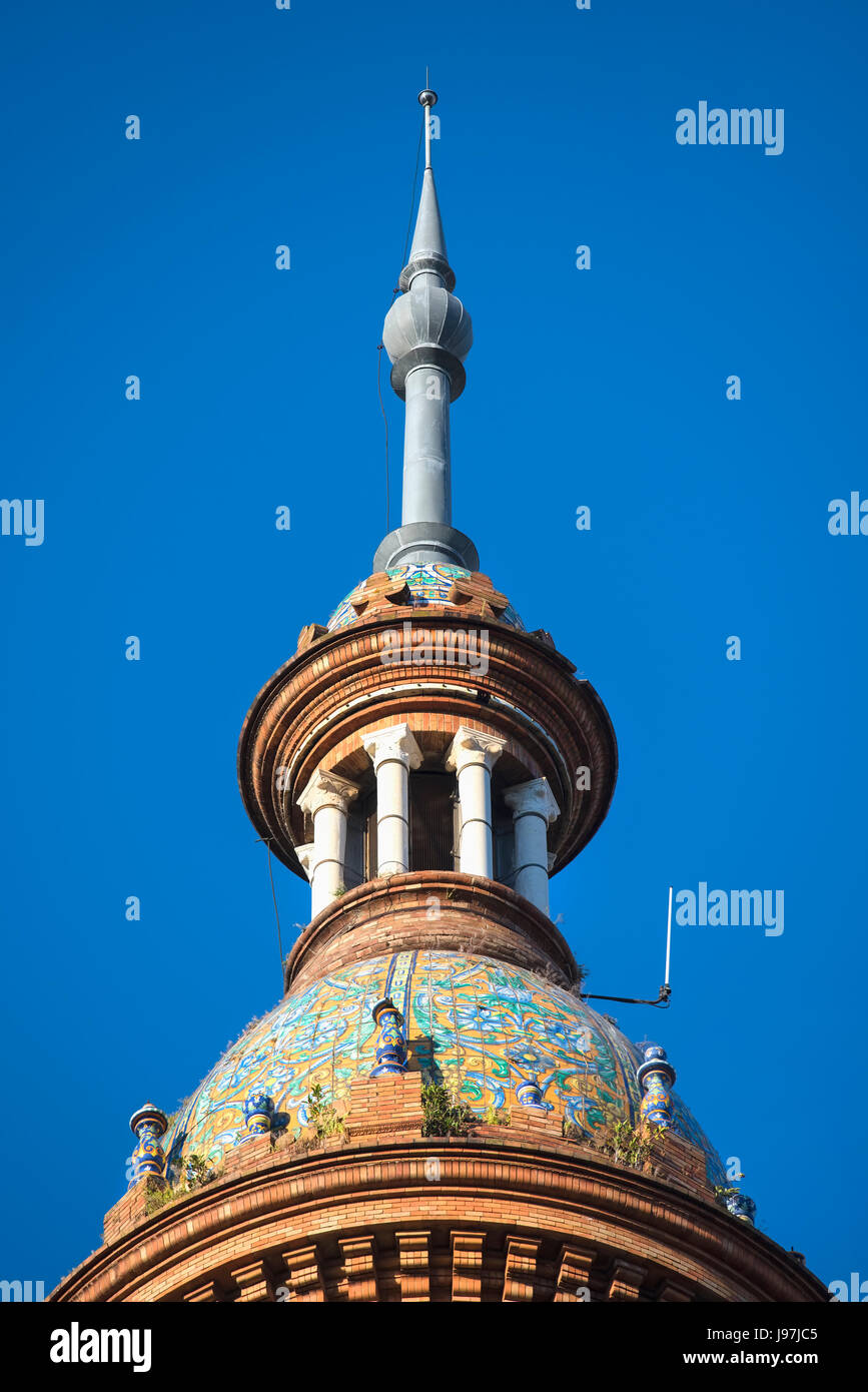 Spanien, Sevilla, Plaza De Espana, Oberer Ausschnitt des reich verzierten Turm Stockfoto