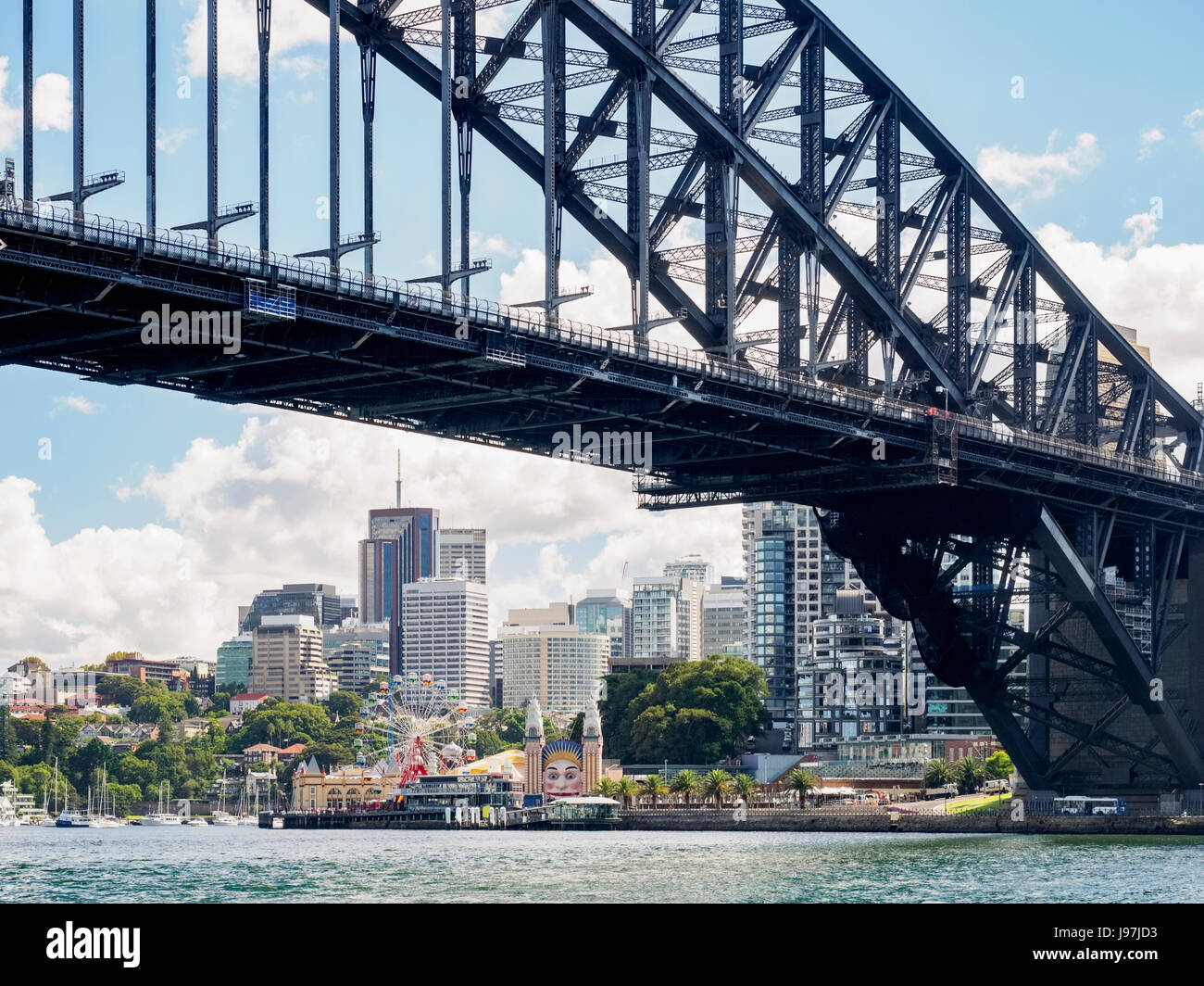 Australien, New South Wales, Sydney, Bridge und die Skyline im Hintergrund Stockfoto