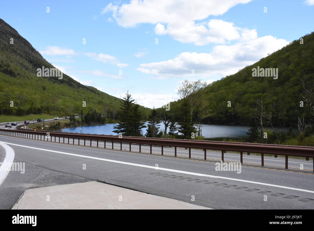 Profil-See mit Interstate 93 im Vordergrund, knapp unter der Website von The Old Man am Berg Stockfoto