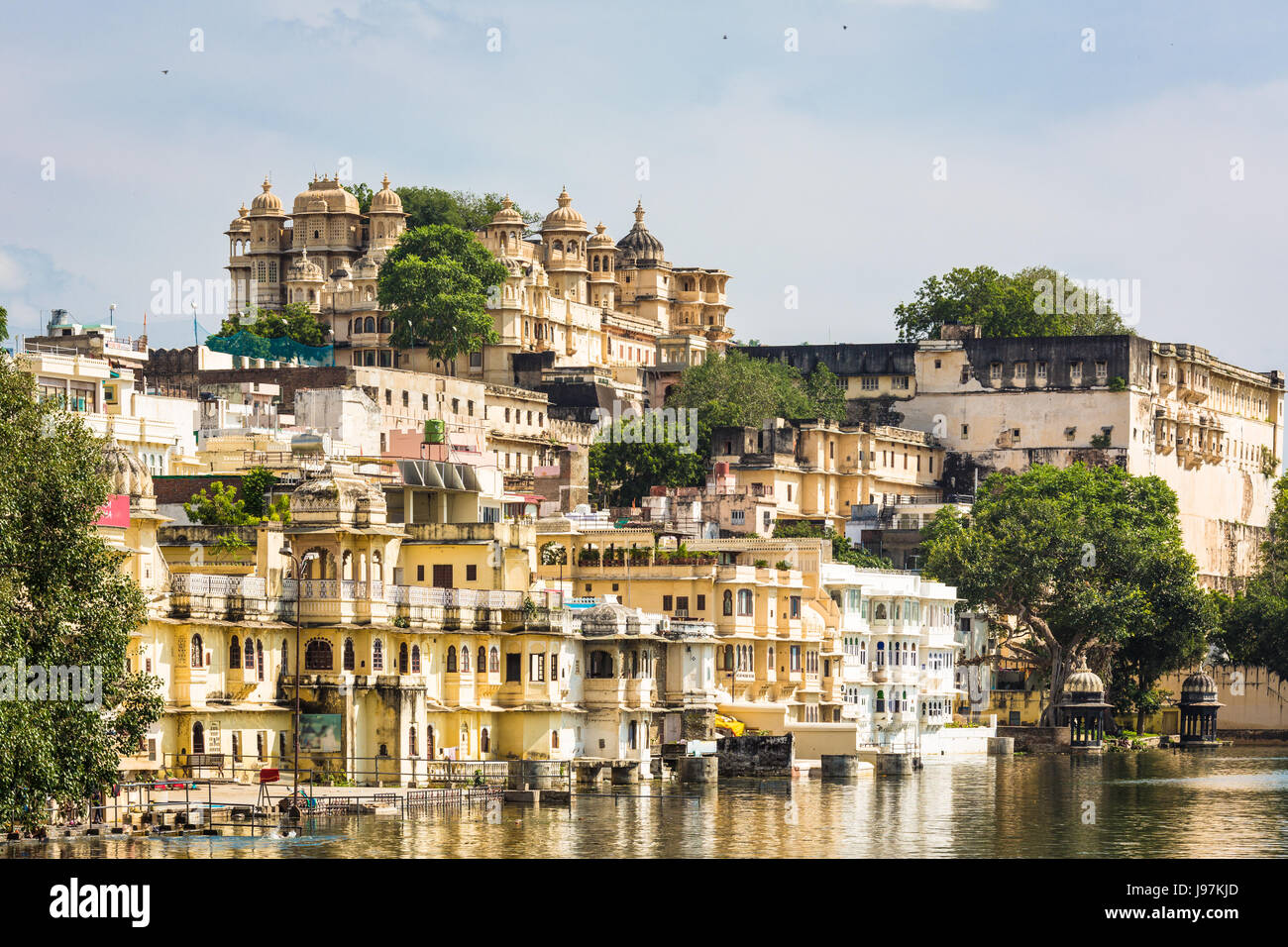 Eine Ansicht von Udaipur City Palace über Pichola-See in Udaipur, Rajasthan, Indien Stockfoto