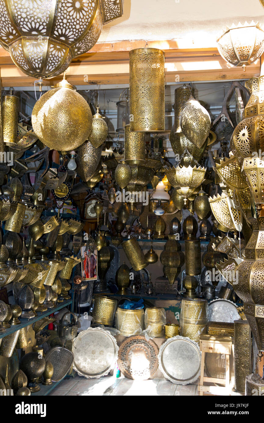 Lampen und Messinggeschirr auf dem Display in einem Geschäft in der Medina, Fes, Marokko Stockfoto