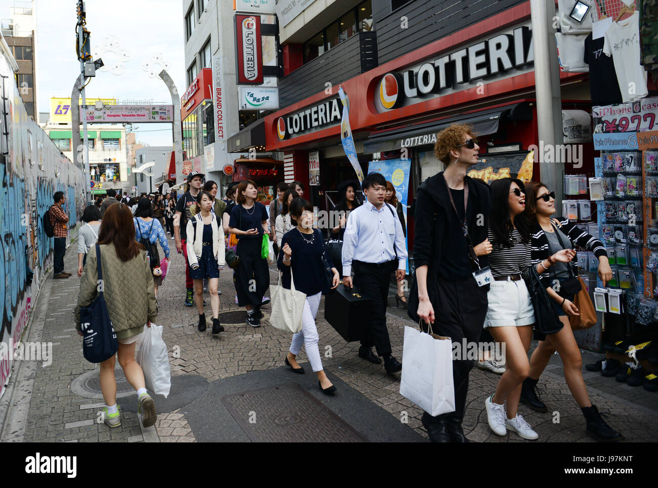 Junge Japaner in Harajuku, Tokio krähte. Stockfoto